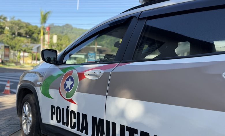 Motorista invade pista contrária, causa colisão com moto e foge sem prestar socorro em Indaial