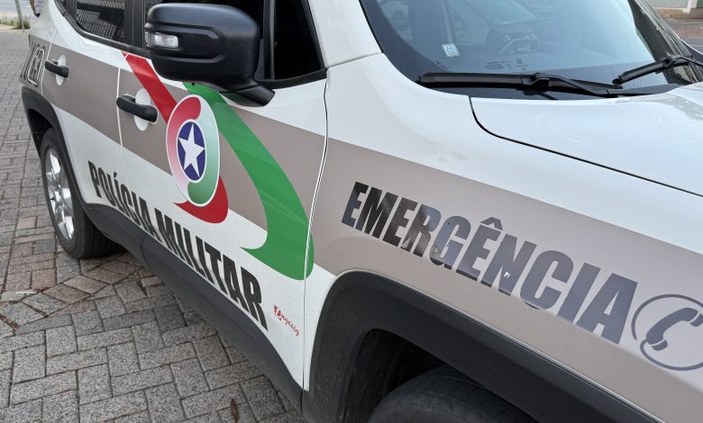 PM recupera carro com registro de furto, encontra munição e prende dois homens em Indaial