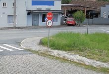 Motorista bate em muro de empresa em Timbó e deixa local após acidente