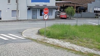 Motorista bate em muro de empresa em Timbó e deixa local após acidente
