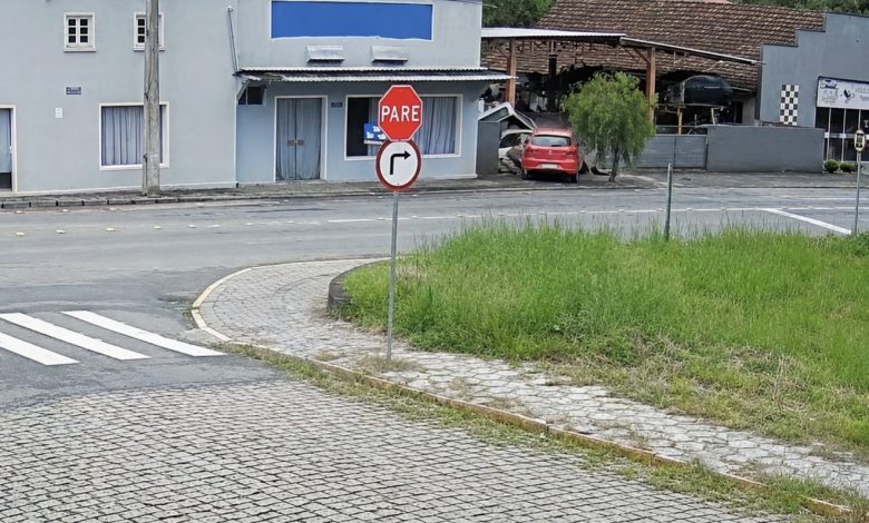 Motorista bate em muro de empresa em Timbó e deixa local após acidente