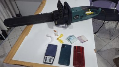 PM flagra tentativa de esconder crack no vaso sanitário e prende dois homens em Rio dos Cedros