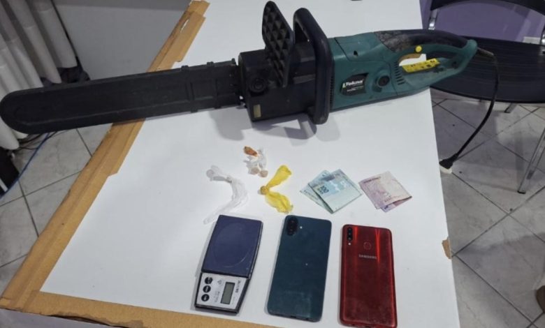 PM flagra tentativa de esconder crack no vaso sanitário e prende dois homens em Rio dos Cedros