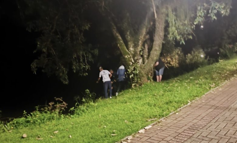Gritos por socorro mobilizam resgate após queda no rio em Timbó