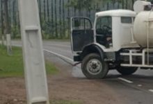 Caminhão furtado durante a madrugada é encontrado abandonado e atravessado na SC-416, em Timbó