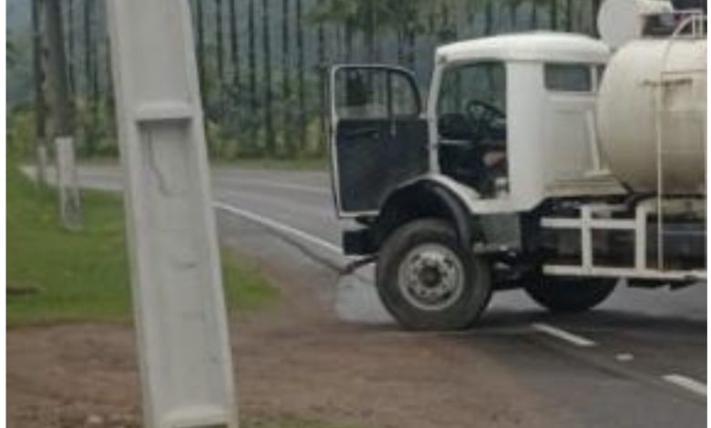 Caminhão furtado durante a madrugada é encontrado abandonado e atravessado na SC-416, em Timbó