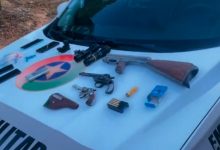 Denúncia leva polícia a ponto de tráfico, e casal acaba preso com armas e drogas em Apiúna