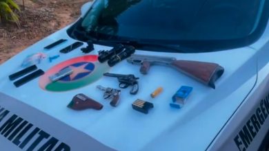 Denúncia leva polícia a ponto de tráfico, e casal acaba preso com armas e drogas em Apiúna