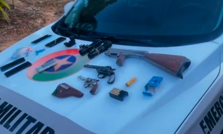 Denúncia leva polícia a ponto de tráfico, e casal acaba preso com armas e drogas em Apiúna