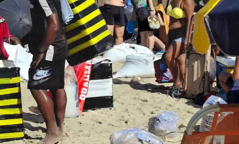 Copacabana vira “arquibancada” improvisada: sacos de areia são vendidos por R$ 100 para elevar fãs no show de Shakira