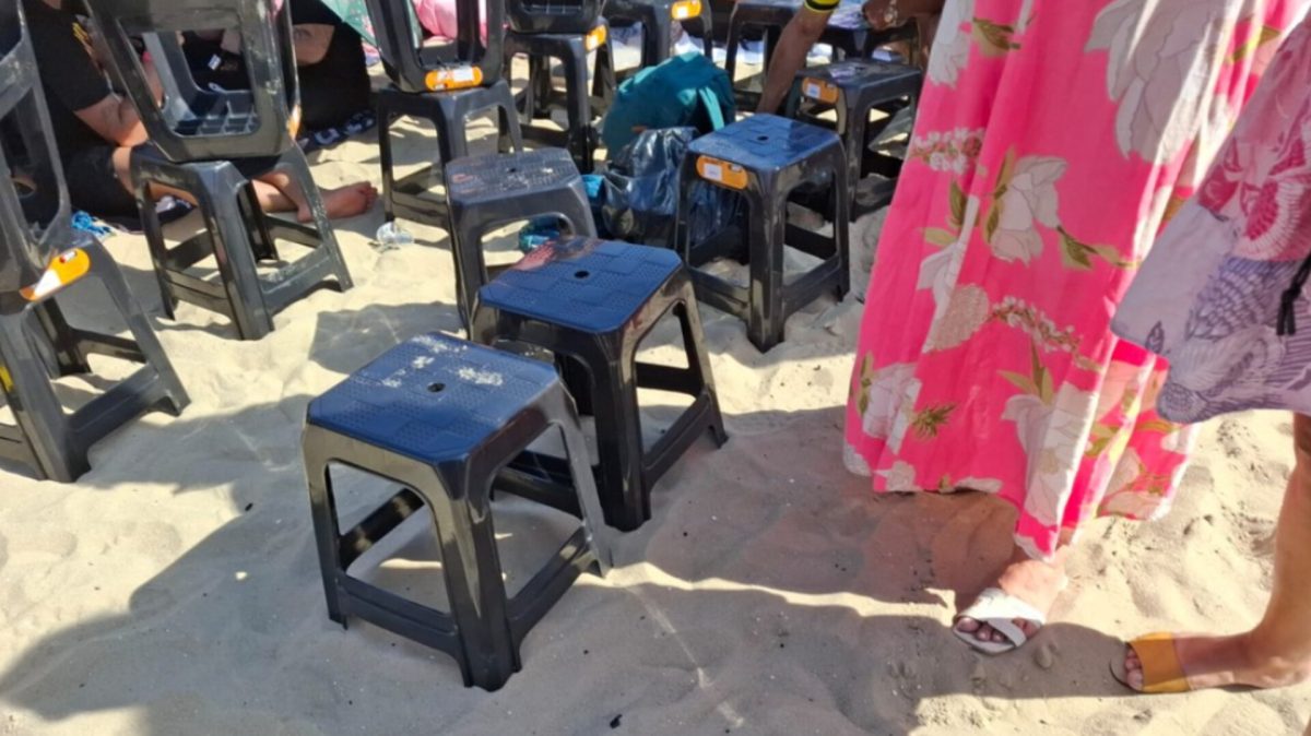 Copacabana vira “arquibancada” improvisada: sacos de areia são vendidos por R$ 100 para elevar fãs no show de Shakira