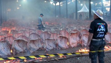 Maior churrasco de fogo de chão do mundo assa 17 toneladas de carne na Festa do Trabalhador
