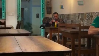 De parabéns em silêncio a festa inesperada: funcionários de pizzaria transformam aniversário solitário em momento inesquecível