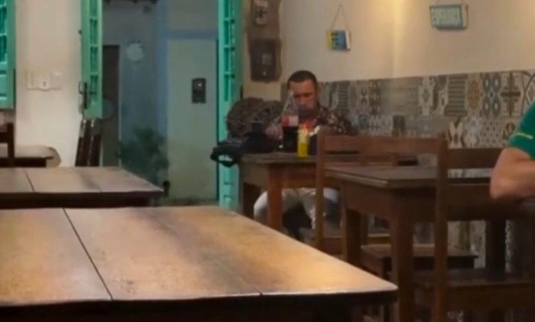 De parabéns em silêncio a festa inesperada: funcionários de pizzaria transformam aniversário solitário em momento inesquecível