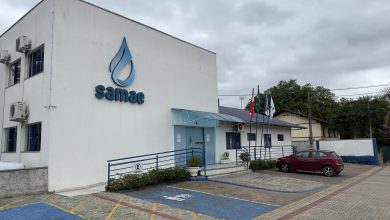 SAMAE de Timbó monitora Rio Benedito após acidente com caminhão causar contaminação por óleo