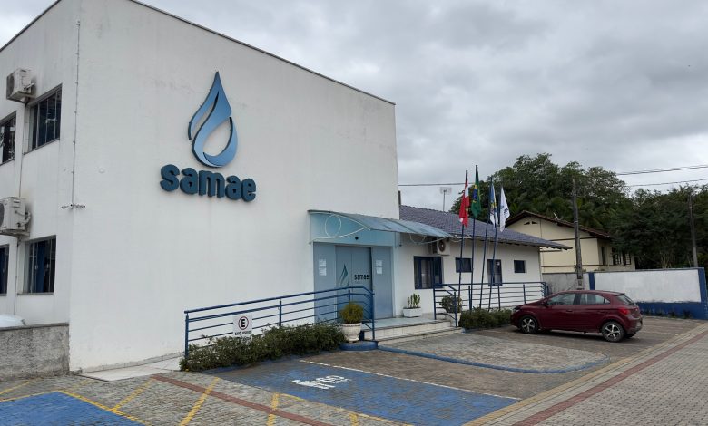 SAMAE de Timbó monitora Rio Benedito após acidente com caminhão causar contaminação por óleo