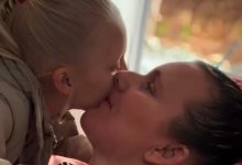 “Vou ser médica para cuidar da minha mãe”: menina de 7 anos emociona após AVC mudar rotina da família em SC