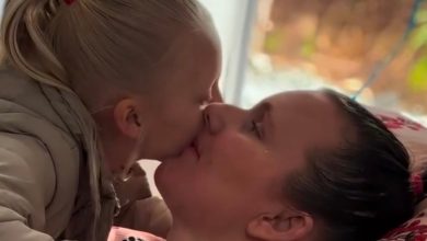 “Vou ser médica para cuidar da minha mãe”: menina de 7 anos emociona após AVC mudar rotina da família em SC