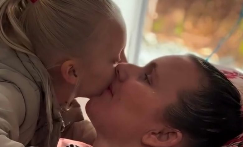 “Vou ser médica para cuidar da minha mãe”: menina de 7 anos emociona após AVC mudar rotina da família em SC