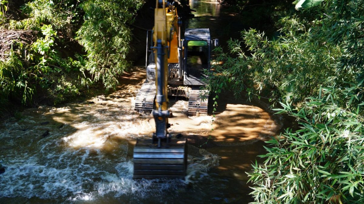 Rodeio inicia maior limpeza e desassoreamento de ribeirões da história do município para prevenir desastres naturais 