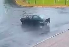 Carro perde controle em pista molhada e colide contra muro de residência em Timbó