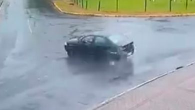 Carro destrói muro em Timbó e moradores esperam ressarcimento do prejuízo