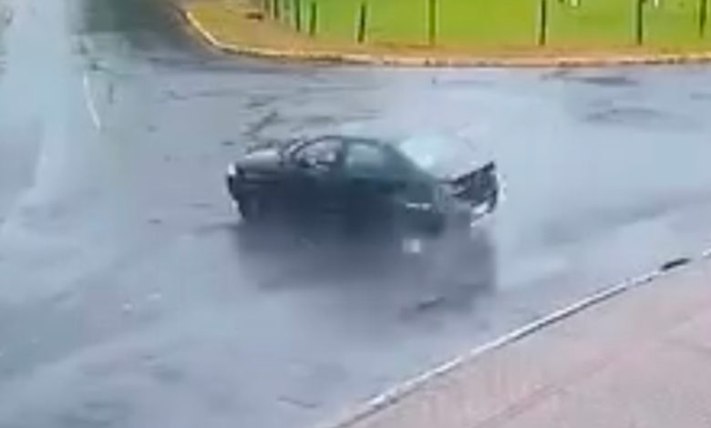 Carro destrói muro em Timbó e moradores esperam ressarcimento do prejuízo