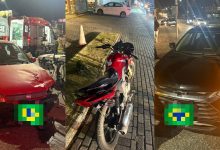 Casal sofre fraturas, incluindo uma exposta, após colisão entre moto e carros em Brusque