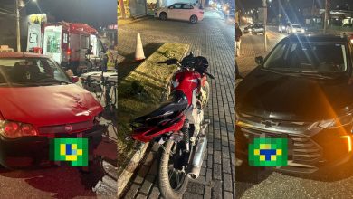 Casal sofre fraturas, incluindo uma exposta, após colisão entre moto e carros em Brusque