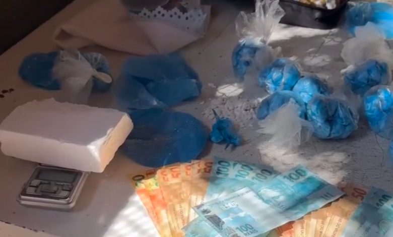 Trio é preso com grande quantidade de cocaína e R$ 19 mil durante operação da PM em Timbó