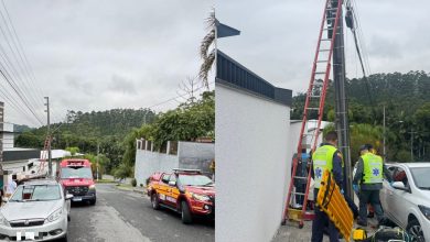 Queda de cerca de cinco metros durante instalação de internet deixa homem ferido em Blumenau