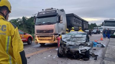 Tragédia na BR-280: colisão entre caminhão e carro mata duas pessoas em SC