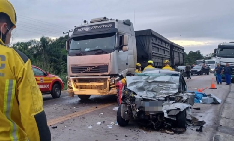 Tragédia na BR-280: colisão entre caminhão e carro mata duas pessoas em SC