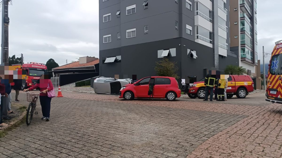 Colisão entre dois carros deixa passageiro ferido em Timbó