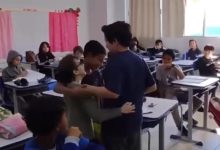 Entre abraços e sorrisos: após tratamento no México, menino com paralisia cerebral emociona ao voltar à escola, em Palhoça