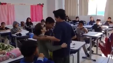 Entre abraços e sorrisos: após tratamento no México, menino com paralisia cerebral emociona ao voltar à escola, em Palhoça