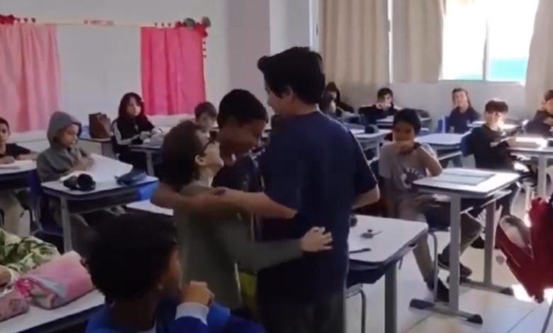 Entre abraços e sorrisos: após tratamento no México, menino com paralisia cerebral emociona ao voltar à escola, em Palhoça