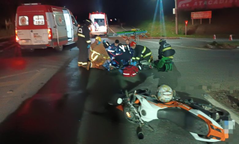 Motorista de caminhão foge após acidente deixar motociclista inconsciente, em Rodeio