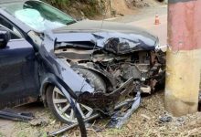 Volvo de R$ 200 mil fica destruído após adolescente bater em poste em Blumenau