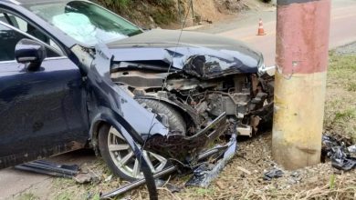 Volvo de R$ 200 mil fica destruído após adolescente bater em poste em Blumenau