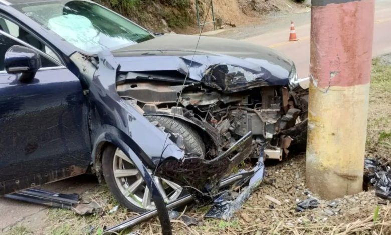 Volvo de R$ 200 mil fica destruído após adolescente bater em poste em Blumenau