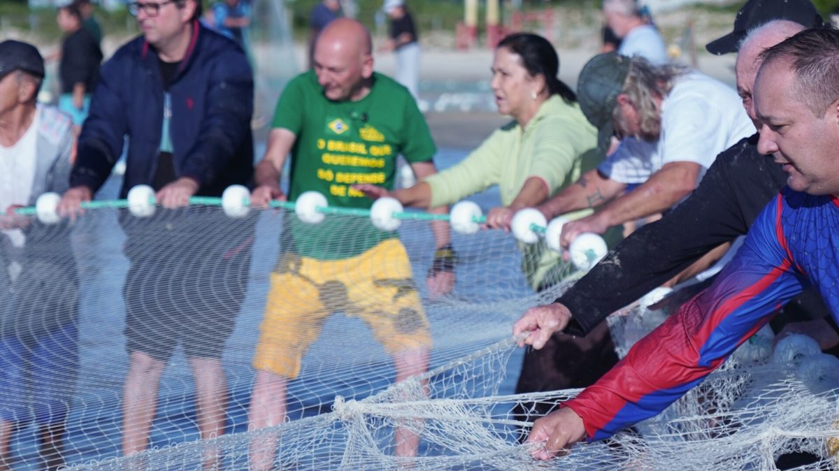 Luciano Hang participa de pesca da tainha em Bombinhas e defende tradição dos pescadores catarinenses