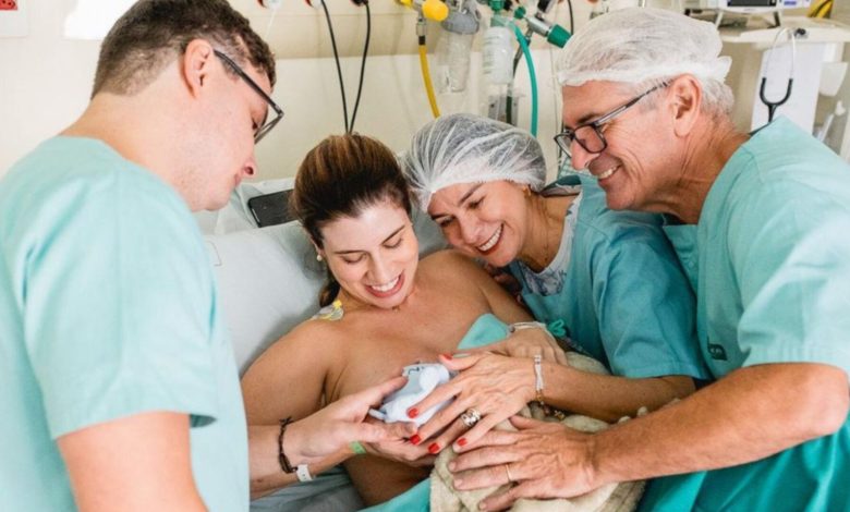 “Só poderia ser você”: obstetra realiza parto do neto após ser escolhido pela filha em SC