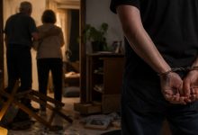 Homem é preso após agredir os próprios pais dentro de casa em Pomerode