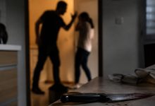Mulher é esfaqueada pelo companheiro durante discussão em Indaial; autor fugiu