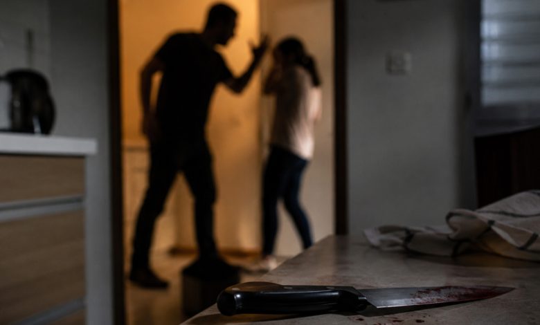 Mulher é esfaqueada pelo companheiro durante discussão em Indaial; autor fugiu