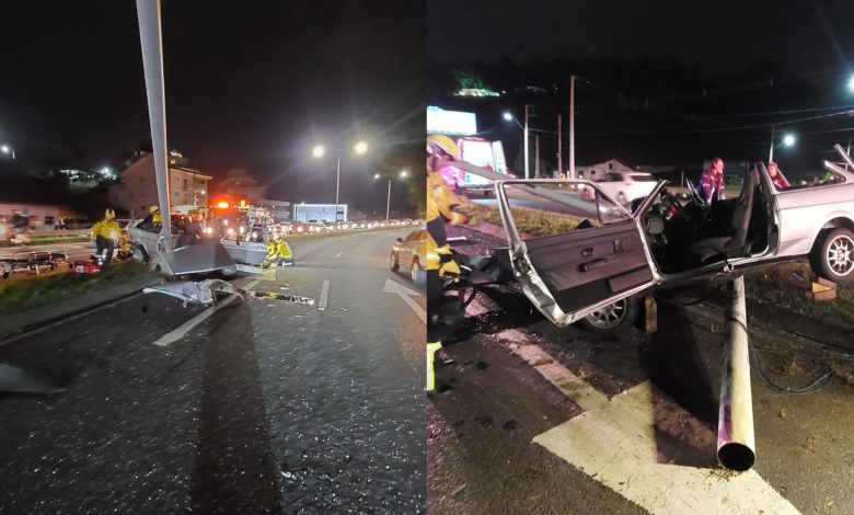 Jovem de 22 anos fica preso às ferragens após carro atingir poste em Blumenau
