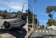 Colisão entre carros termina com veículo capotado e mobiliza bombeiros em Timbó