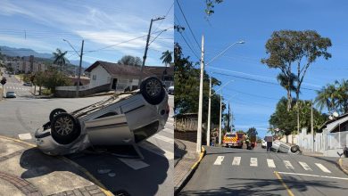 Colisão entre carros termina com veículo capotado e mobiliza bombeiros em Timbó