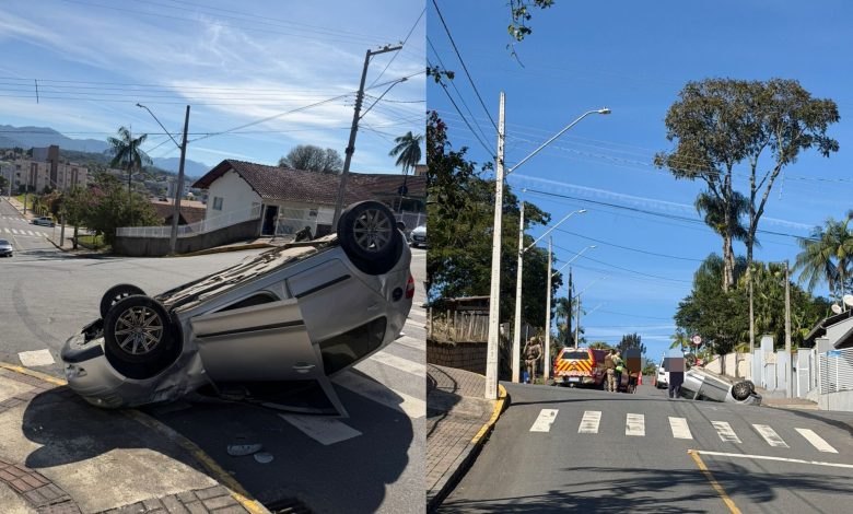 Colisão entre carros termina com veículo capotado e mobiliza bombeiros em Timbó